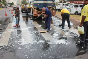 Limpeza da faixa de pedestre