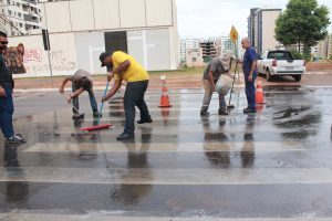 Limpeza da faixa de pedestre