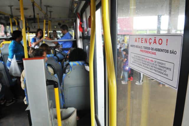 Motorista de ônibus escolar abandona veículo ao ser parado em