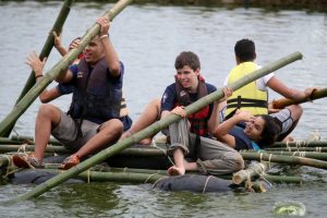 Atividade aquática da tropa sênior Uaupé. Jangada construída pelos próprios jovens.