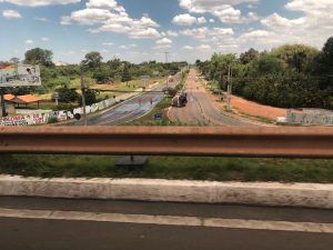 Carreta que não conseguiu passar por baixo de viaduto da BR-365 em