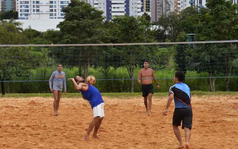 Jovem jogando vôlei de praia. jogos de esporte. jogo de vôlei de praia.  atividades esportivas ao ar livre, férias divertidas.