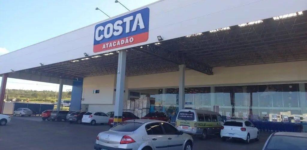 Uerj inaugura posto para pedestres receberem a primeira dose da