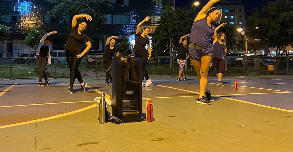 Grupo se reúne para jogar damas durante a madrugada em praça do