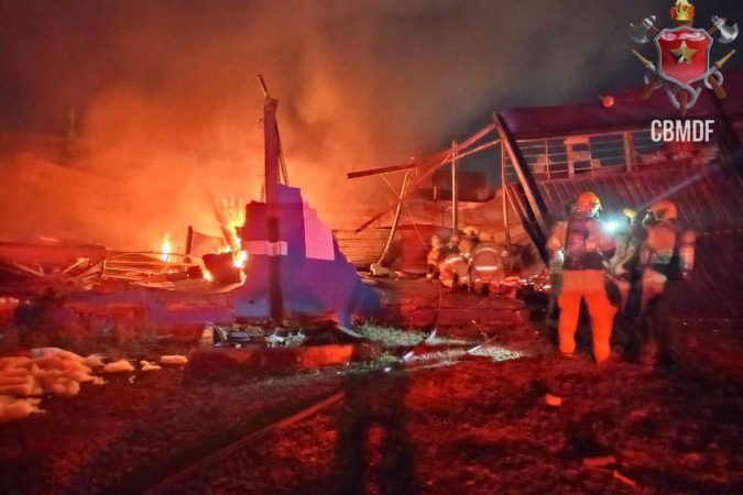 Incêndio atinge galpão comercial em Águas Claras