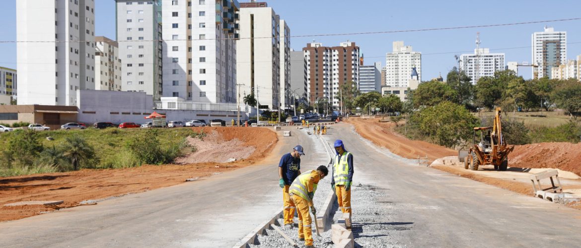 Terceira saída de Águas Claras recebe meio-fio e sinalização