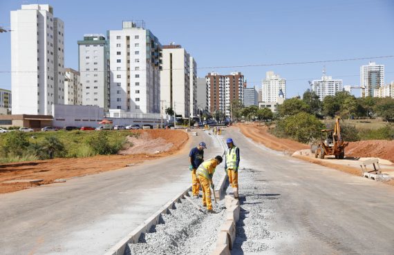 Terceira saída de Águas Claras recebe meio-fio e sinalização