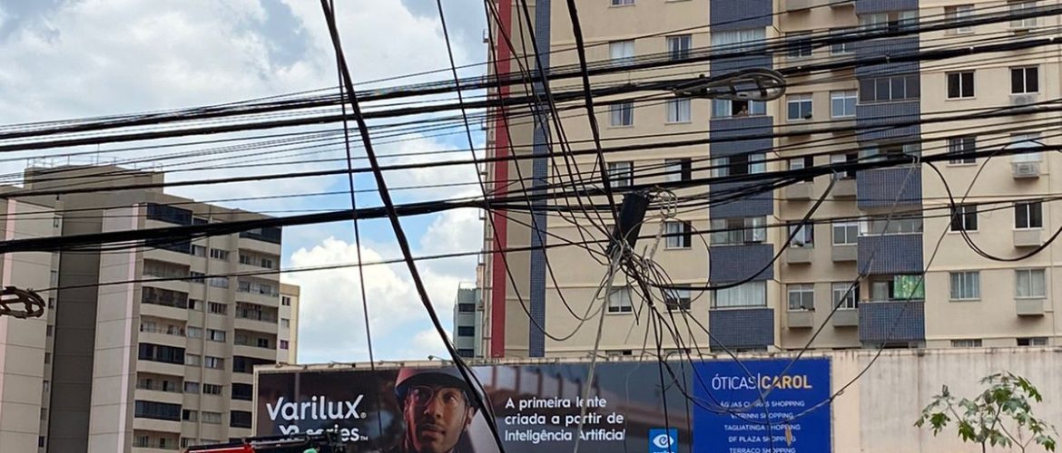 Ônibus arrasta fiação de poste em Águas Claras