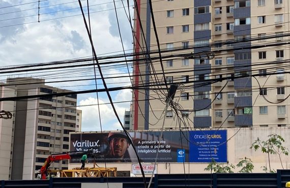 Ônibus arrasta fiação de poste em Águas Claras