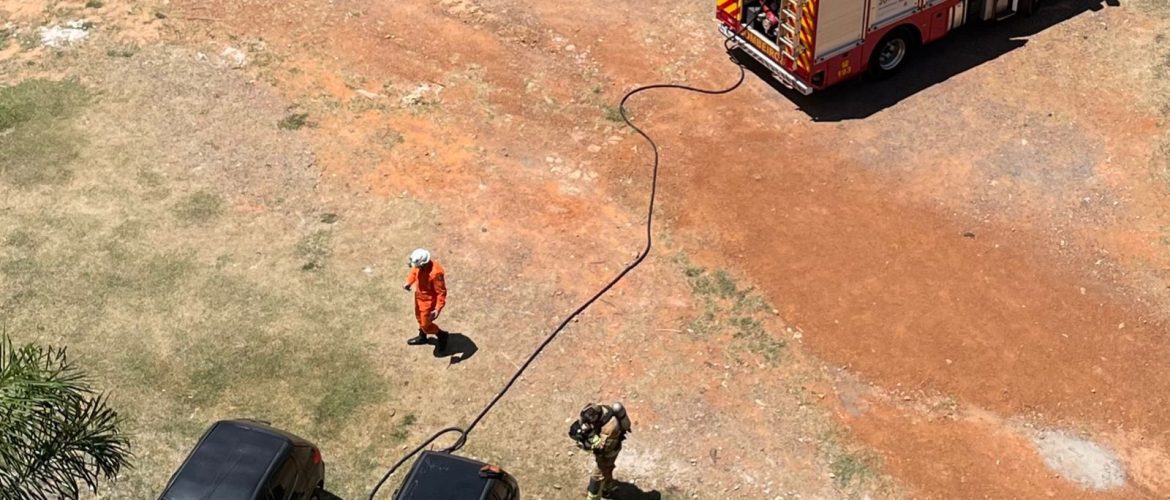 Celular esquecido em painel de carro provoca princípio de incêndio