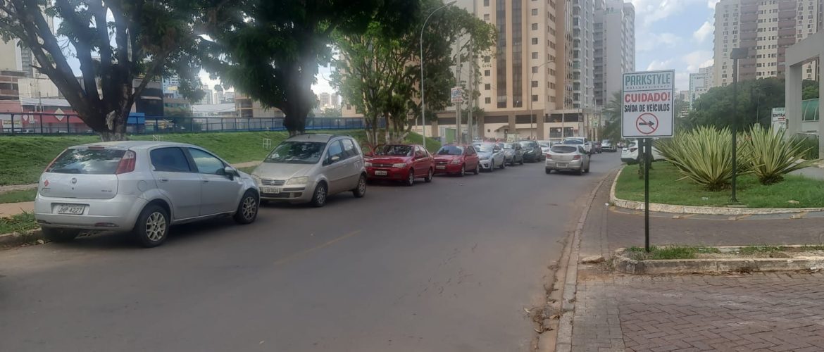 Estacionamento irregular na Rua 25 Sul e Arariba incomoda moradores