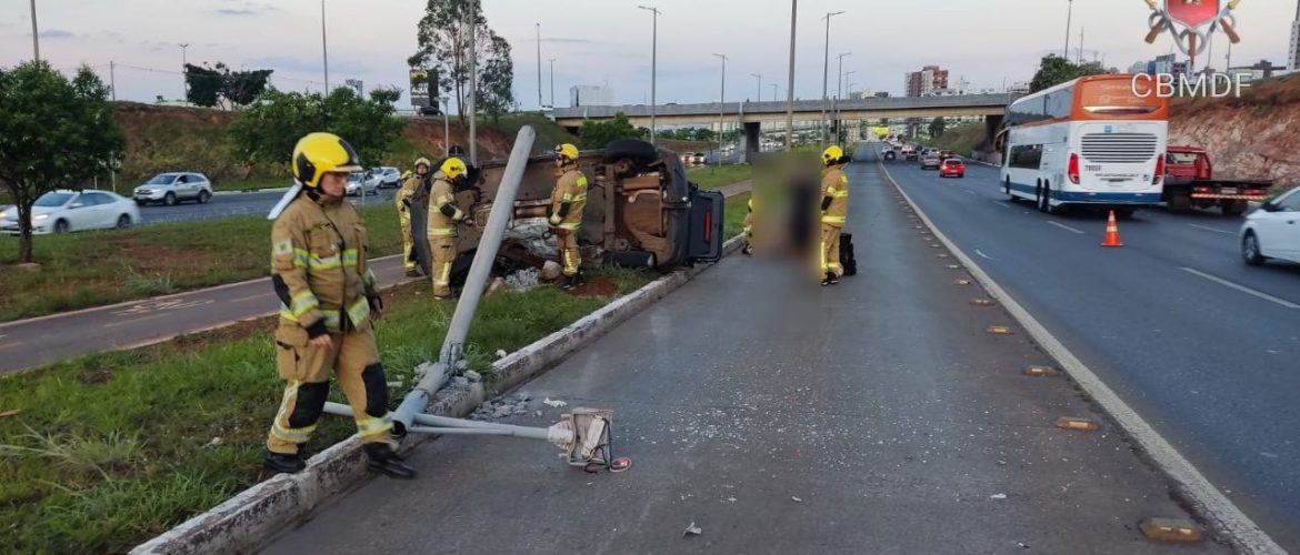 Colisão entre dois carros no DF deixa duas pessoas mortas e 5 feridas