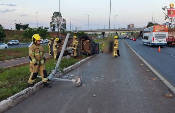 Acidente na EPTG deixa duas pessoas em estado grave