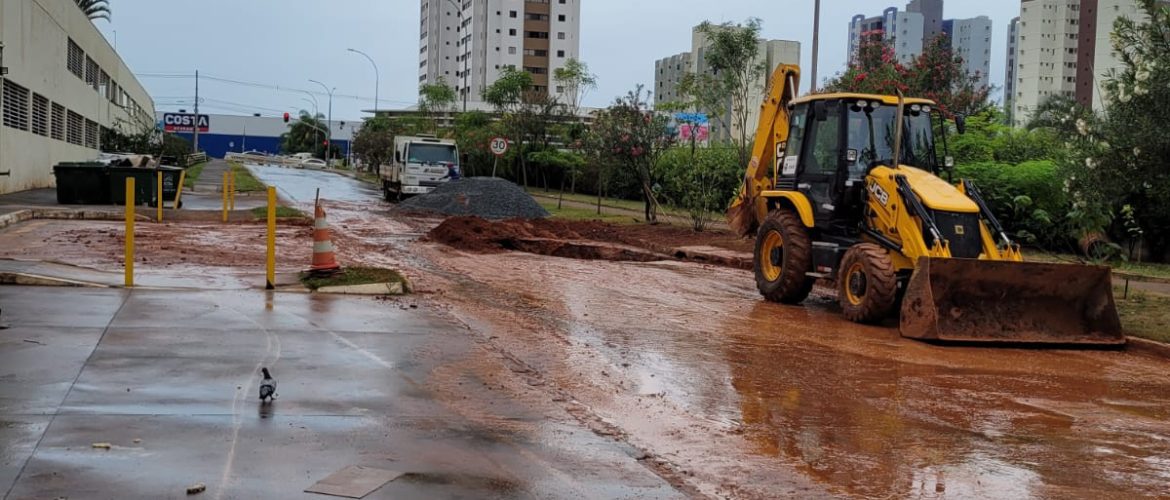 Vazamento de esgoto na avenida Flamboyant