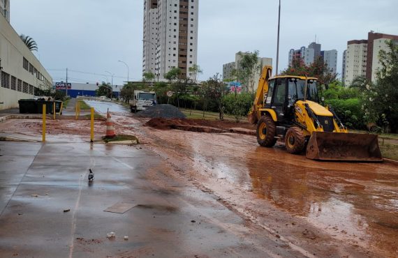 Vazamento de esgoto na avenida Flamboyant