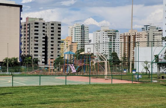 Praça Flamingo sem manutenções