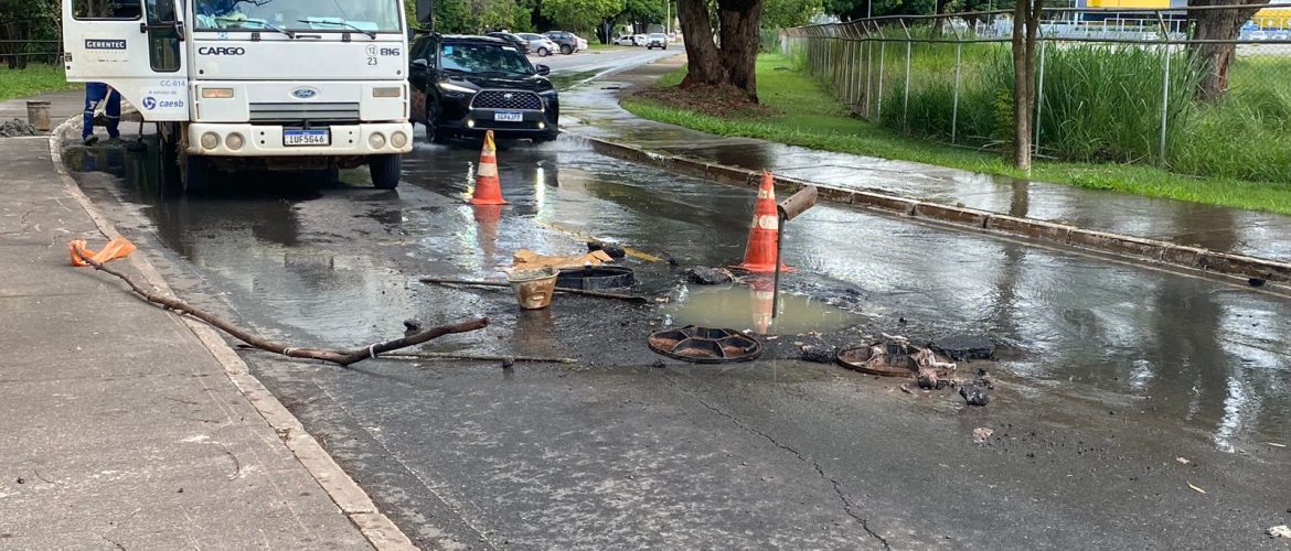 Bueiro transborda na Avenida Parque Águas Claras