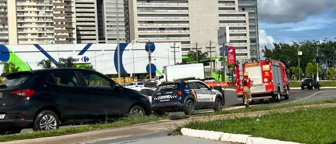 Ônibus deixa rastro de óleo e causa acidentes