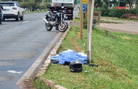 Motociclista morre depois de bater em poste