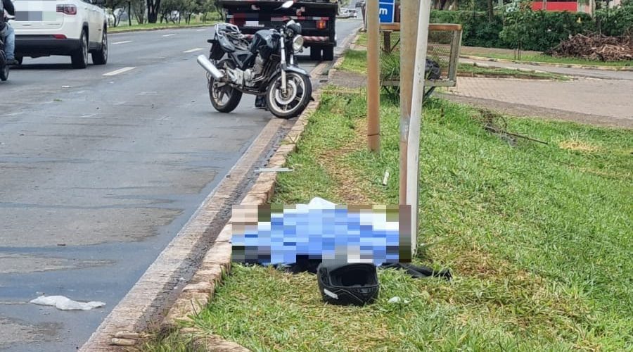 Motociclista morre depois de bater em poste