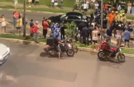 Motorista bêbado atropela motoboy após furar sinal