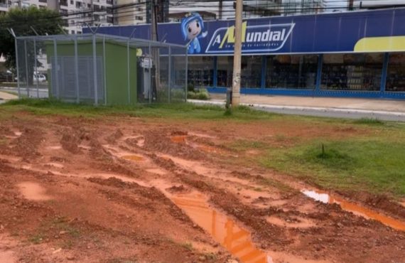 Caesb realiza manutenção e praça é comprometida