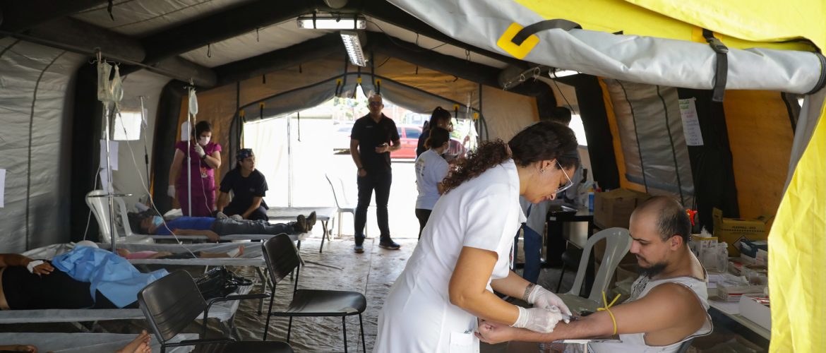 Tenda de acolhimento para pacientes com sintomas de dengue em Águas Claras.