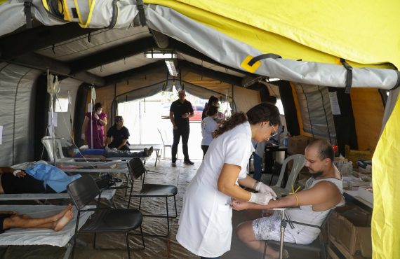 Tenda de acolhimento para pacientes com sintomas de dengue em Águas Claras.