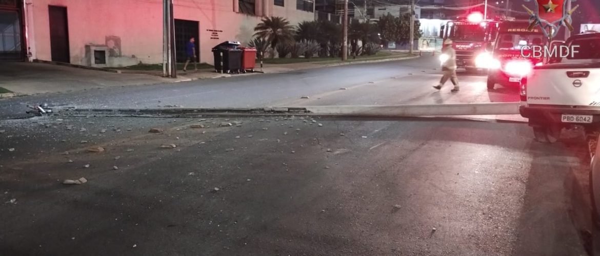 Acidente na Avenida Parque Águas Claras causa queda de poste