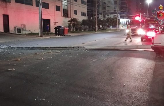 Acidente na Avenida Parque Águas Claras causa queda de poste