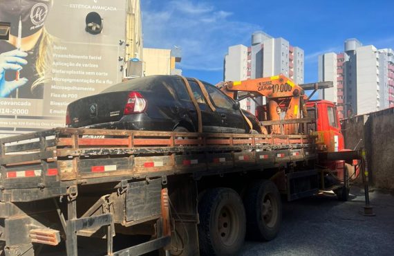 Operação retira carros abandonados no Onix Center