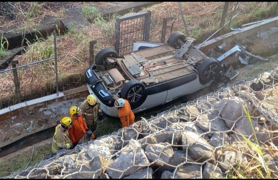 Carro Capota e Cai Próximo ao Metrô em Águas Claras