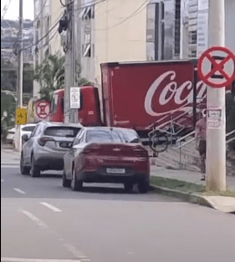 Estacionamento irregular na Rua das Pitangueiras e na Carnaúbas