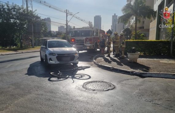 Carro atropela ciclista em Águas Claras