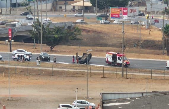 Carro capota na EPTG, próximo a Águas Claras