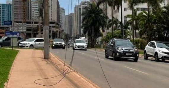 Fios Soltos em Postes: Problema de Segurança Pública que Exige Atenção