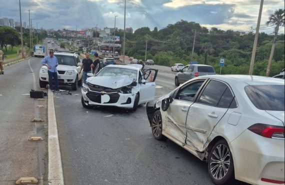 Colisão entre veículos deixa congestionamento na EPTG