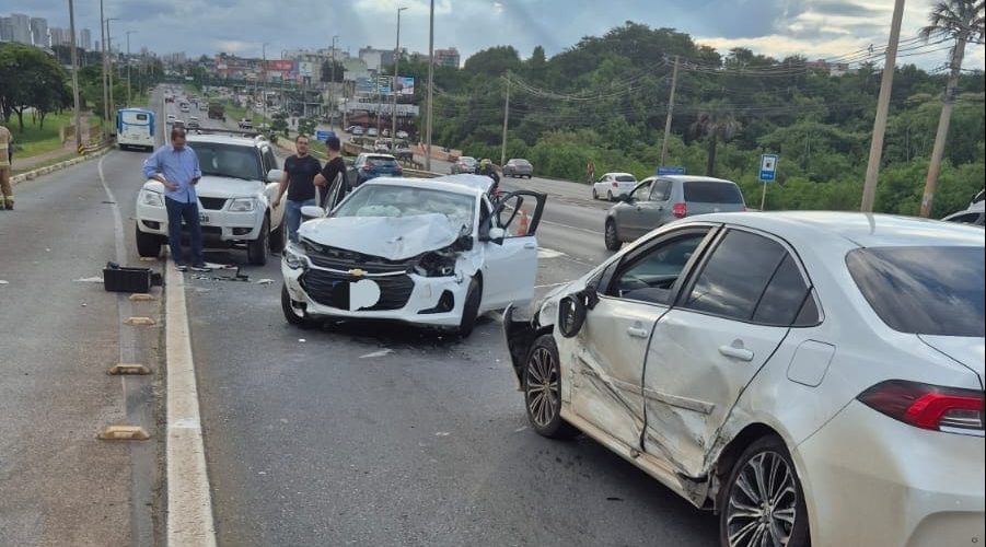 Colisão entre veículos deixa congestionamento na EPTG