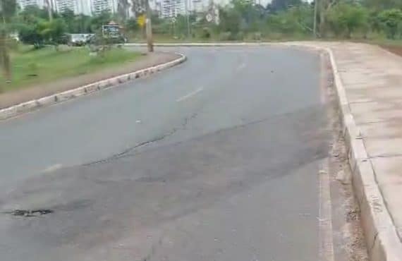 Restauração de pista afundando na Av. Parque Águas Claras