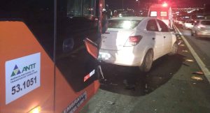 Ocorrência entre ônibus e carro interdita pista na EPTG