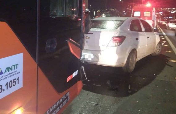 Ocorrência entre ônibus e carro interdita pista na EPTG