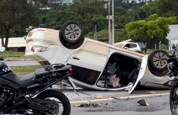 Capotamento bloqueia via na EPTG