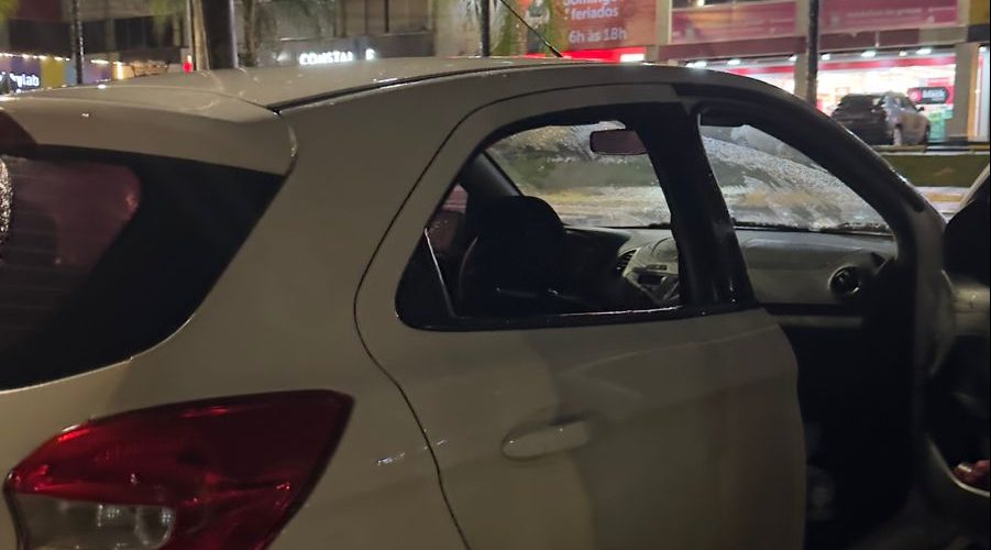 Carro arrombado em estacionamento de Águas Claras