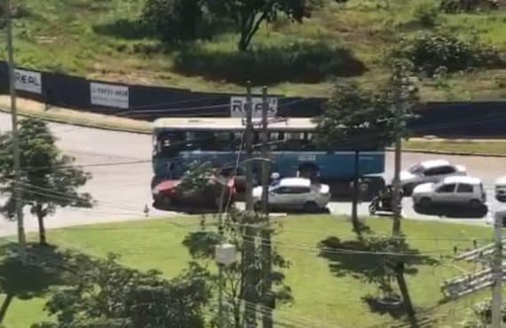 Colisão entre ônibus e carro em Águas Claras