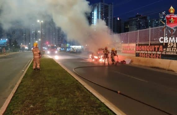 Veículo pega fogo na Rua Copaíba