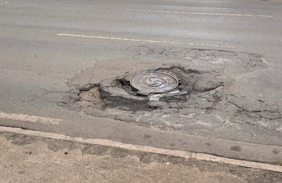 Bueiros desnivelados em Águas Claras colocam motoristas e motociclistas em perigo